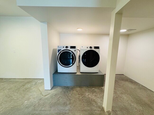 Building Photo - 1285 Chugach Way