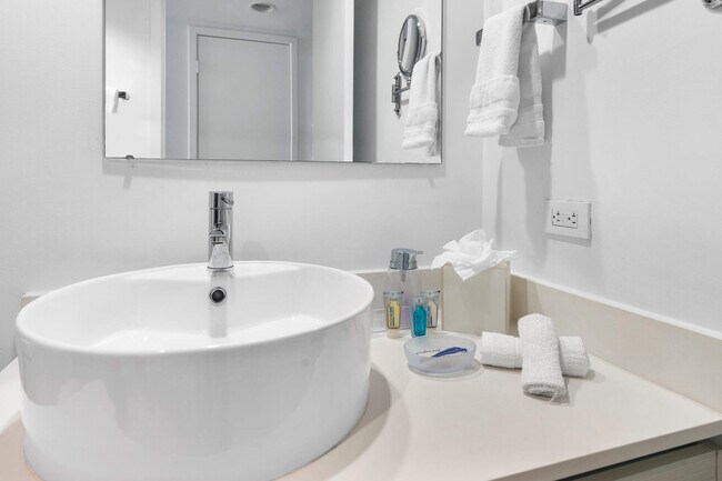 Building Photo - 2602 Hallandale Beach Blvd