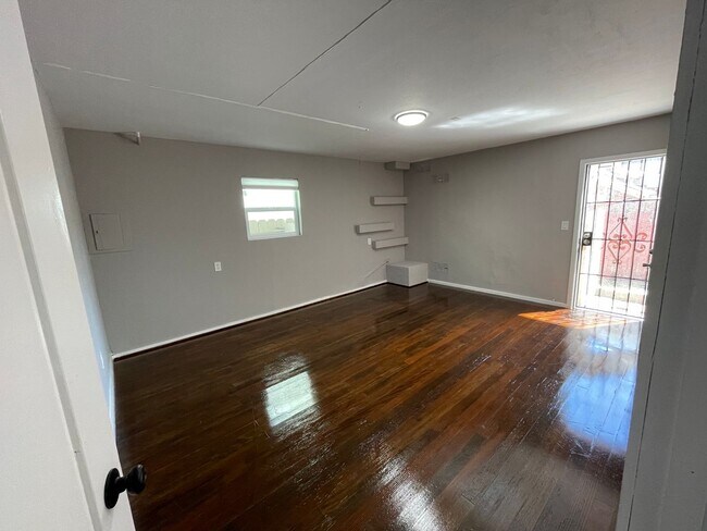 Building Photo - 3018-3020 Maple Ave