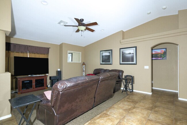 Building Photo - 2121 Desert Lakes Dr