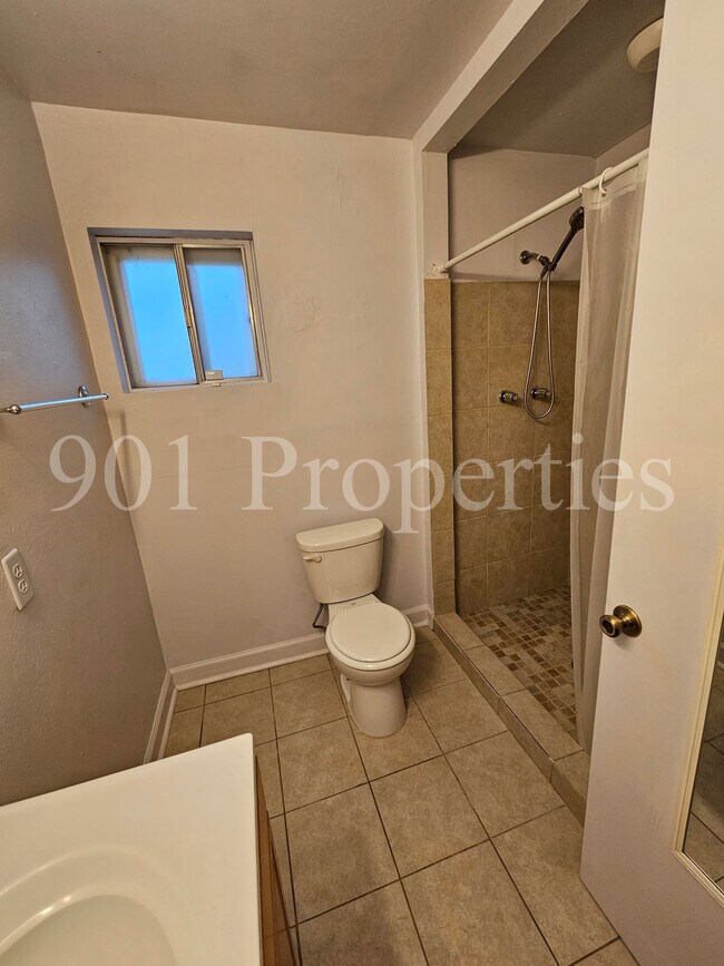 Building Photo - 582 Loeb St