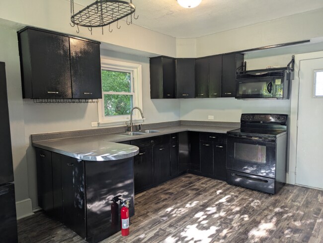 Building Photo - 2707 W 1st St