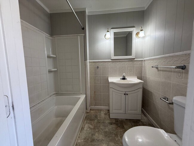 Building Photo - Pet-Friendly 2-Bedroom Home with Fenced Yard and Parking in Nashville, TN