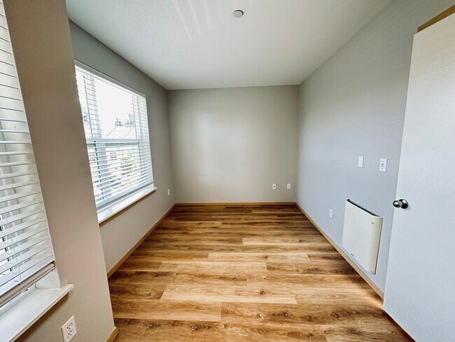 Building Photo - Shoreline - 2 Bedroom plus 1 den/ 2 Bath T...