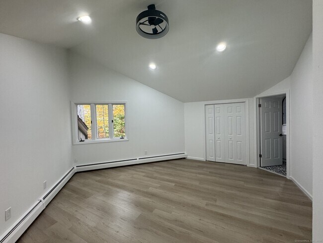 Building Photo - 4 Earls Ct