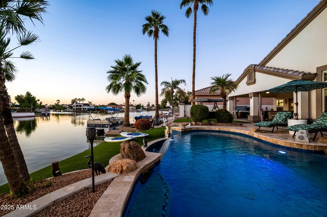 Building Photo - 1817 E Willow Tree Ct