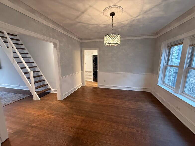 Building Photo - 534 W Brompton Ave