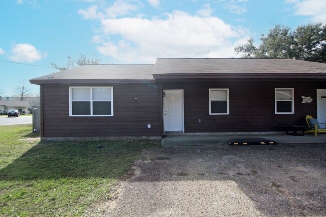 Primary Photo - 2/1 Gulf Breeze Duplex! Pet friendly with ...