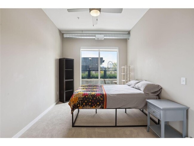 Building Photo - 401 SE Main St