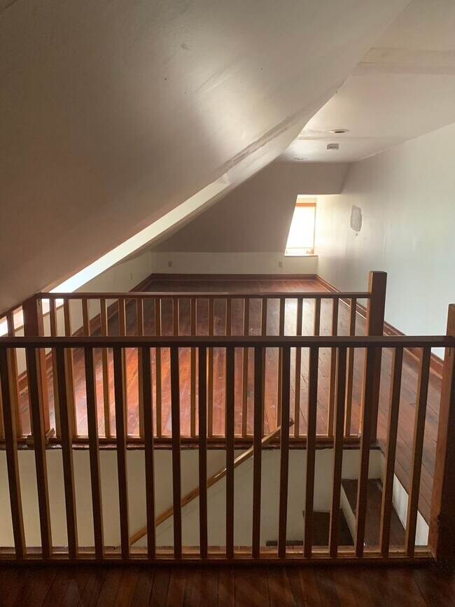 Building Photo - 4 bedroom, 1 bath, 3 story half double house