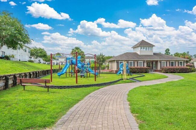 Building Photo - 2 Bedroom Townhouse in Crestview!