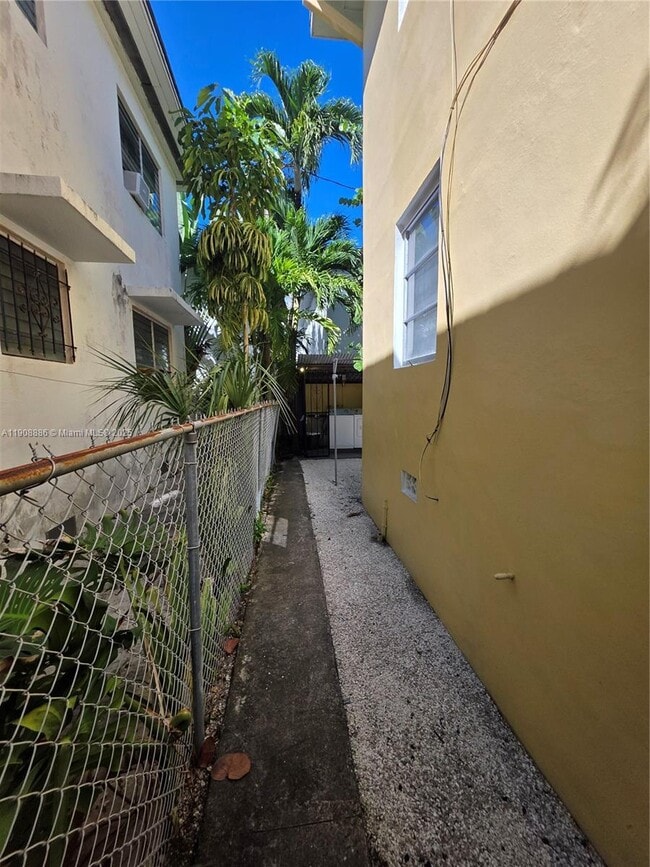 Building Photo - 8024 Harding Ave