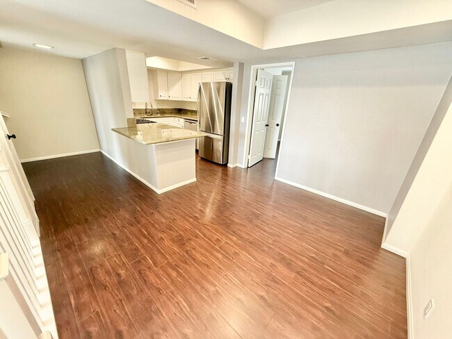 Building Photo - Beautiful 3 bed/3 bath In Costa Mesa