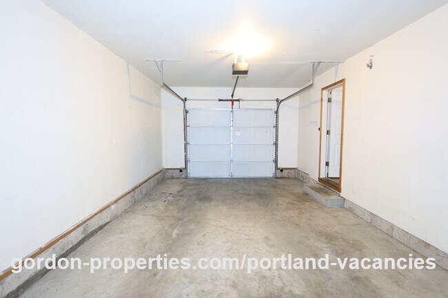 Building Photo - SE Knapp Circle - 3 bedroom duplex with attached single car garage