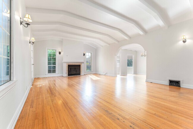 Building Photo - 6252 Commodore Sloat Dr