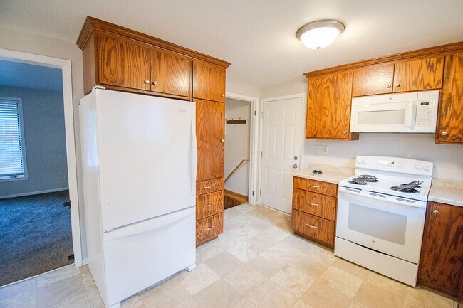 Building Photo - Ranch-style home with great fenced yard & patio!