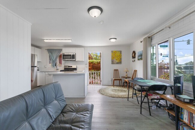 Building Photo - Three Bedroom Home