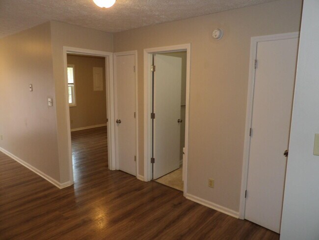 Building Photo - 204 Landings Dr