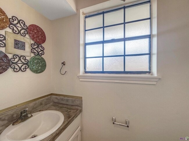 Building Photo - 4941 Pine Hill Dr