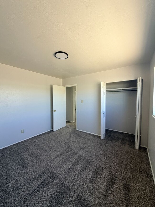 Building Photo - 402 E 18th St