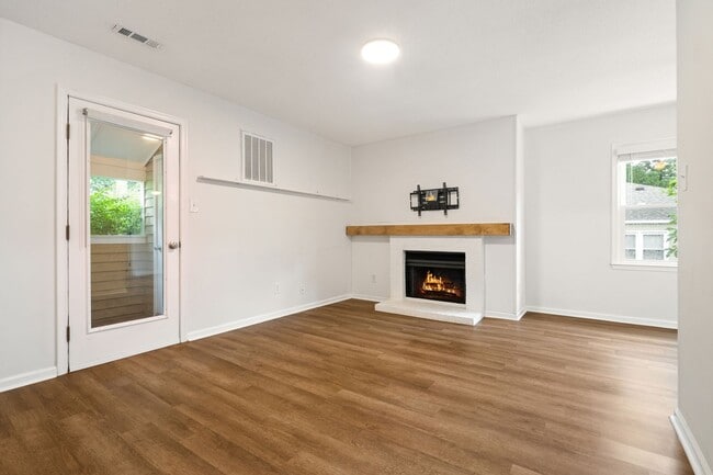 Building Photo - Recently renovated condo near Crabtree!