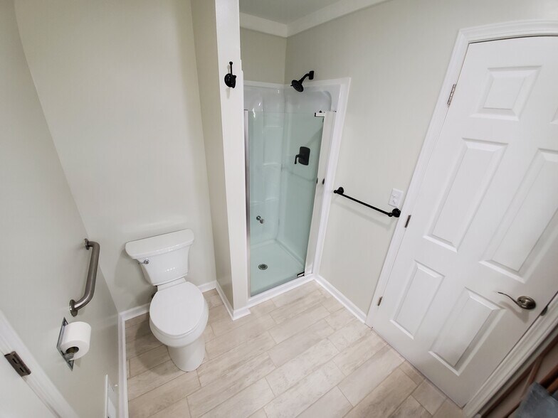 Master bathroom - 1411 Parke Street