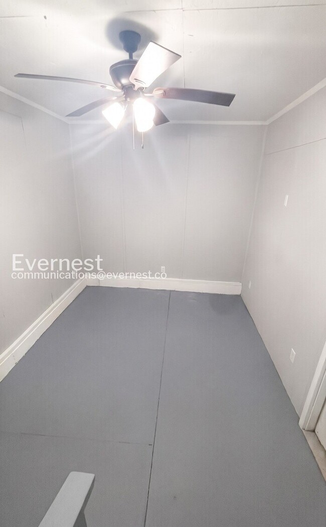 Building Photo - 2 Bed/1 Bath Home with Modern Amenities / Available Now!