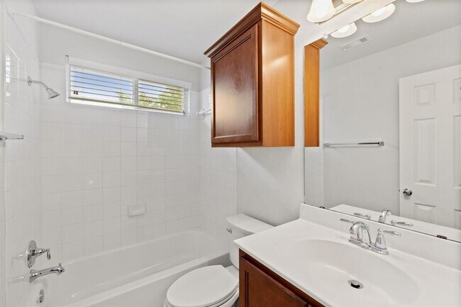 Building Photo - 1708 Rockland Dr