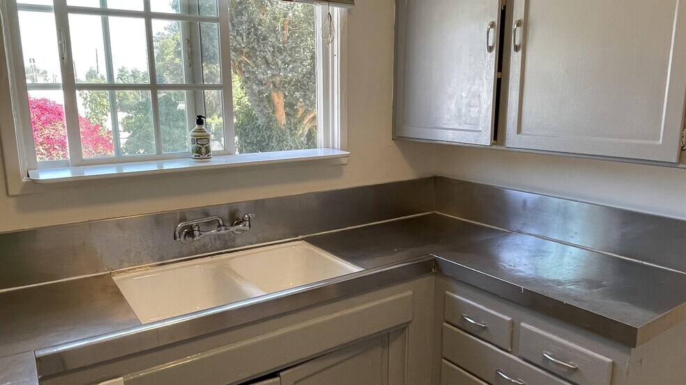 Building Photo - 2477 Silver Lake Blvd