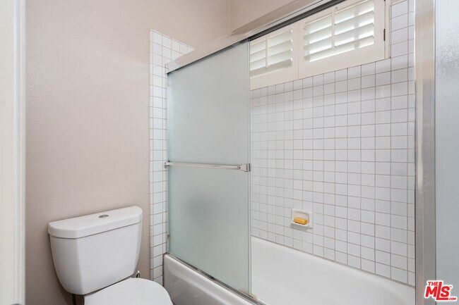 Building Photo - 5683 Hazelcrest Cir