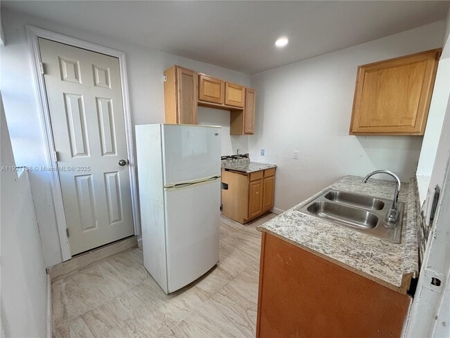 Building Photo - 1927 Arthur St