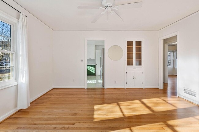 Building Photo - Adorable 2-bdrm/1-bath mid-century modern. Private backyard, sauna, washer/dryer, & more!