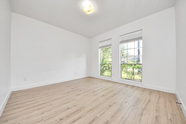 Building Photo - Spacious 4-Bedroom Home with Private Office & Room for Everyone!