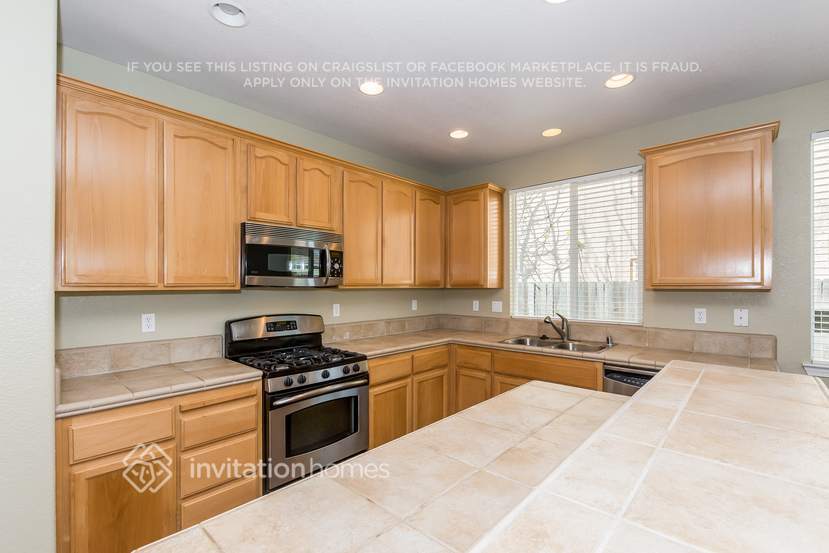 Building Photo - 2041 Waterville Dr