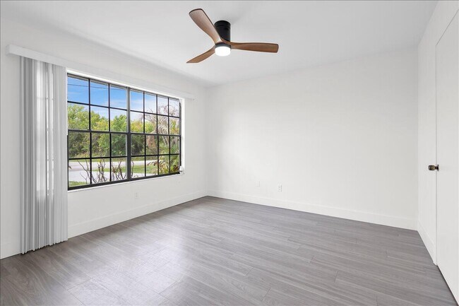 Building Photo - 841 NW Riverside Dr