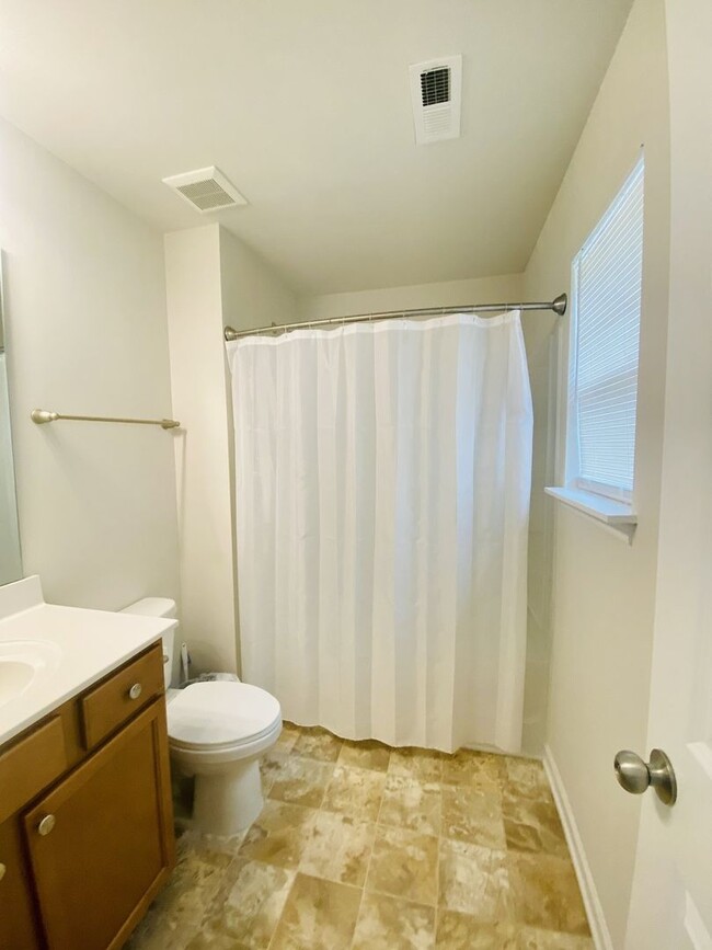 Building Photo - Stylish 3 Bed Townhouse with Granite Countertops and Hardwood Floors in Charlotte!