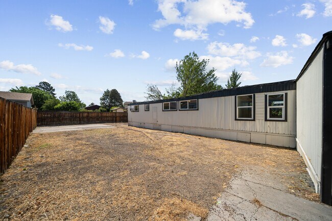 Building Photo - 562 Eastwood Dr
