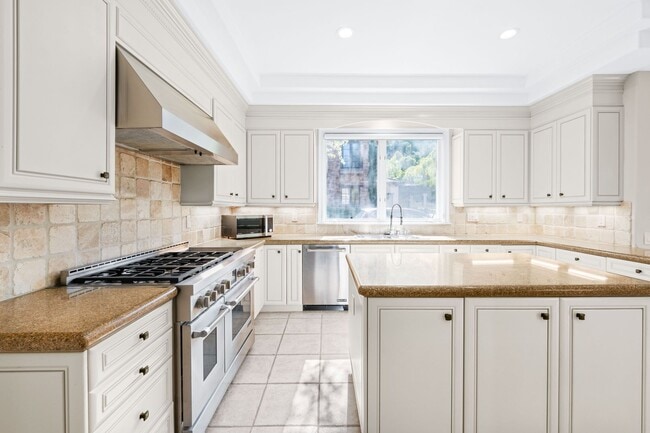 Building Photo - Elegant Dream Escape - Hills of Studio City