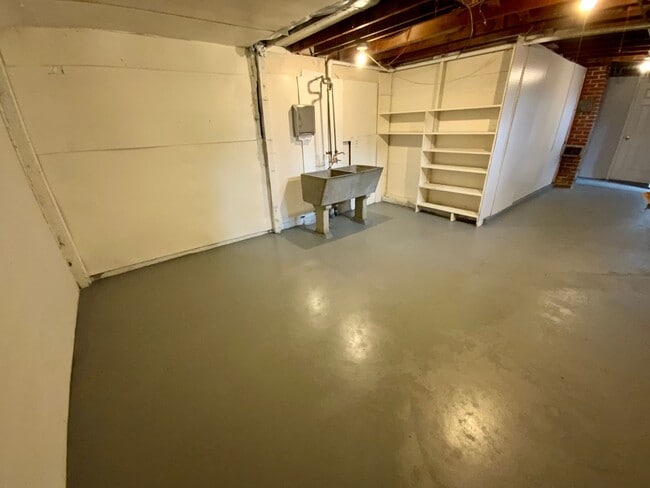 Building Photo - Beautiful Townhouse with Fenced Yard, Garage, and AC
