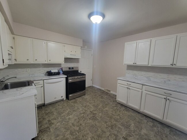 Building Photo - 3 +bedrooms /2 bath + Attached 2-car Garage Home -Available Now in Peoria!