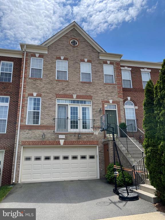 Building Photo - 22098 Avonworth Square