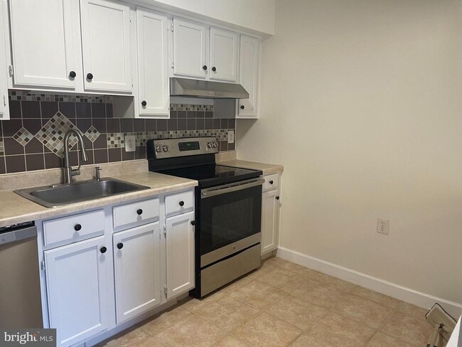 Building Photo - 511 Walden Cir