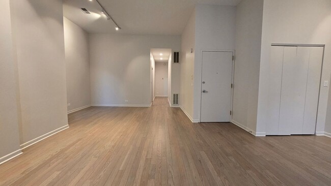 Building Photo - REMODELED 3 Bedroom & 2 Bathroom Apartment in the Heart of Lincoln Park!