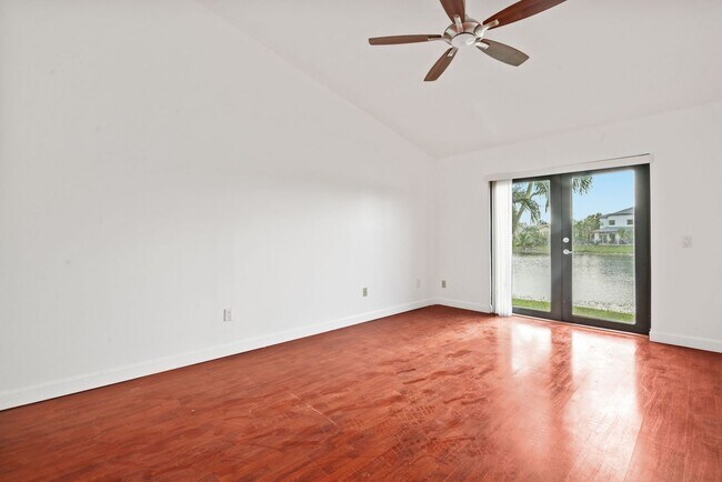 Building Photo - Stunning 4 Bed + Den | 3 Bath Waterfront Home – Miami, FL 33175