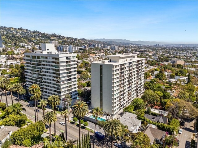 Building Photo - 818 N Doheny Dr