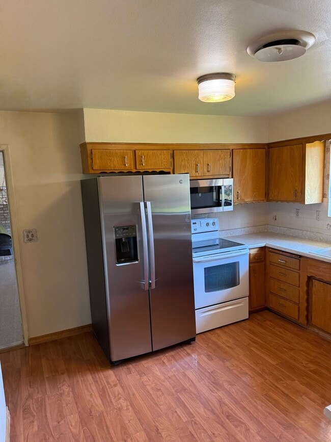 Building Photo - 9866 Hillview Dr