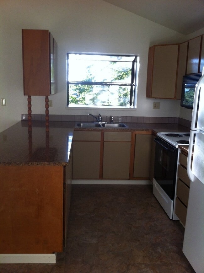 Building Photo - 3 Bedroom Home In East Bremerton