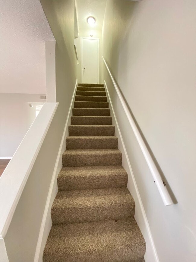 Building Photo - 2 Bedroom 1.5 Bath Apt at the Monterey Squ...
