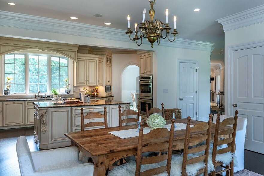 Building Photo - 247 Roxbury Rd