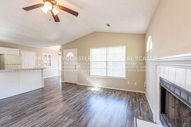 Building Photo - 3031 Essex Dr